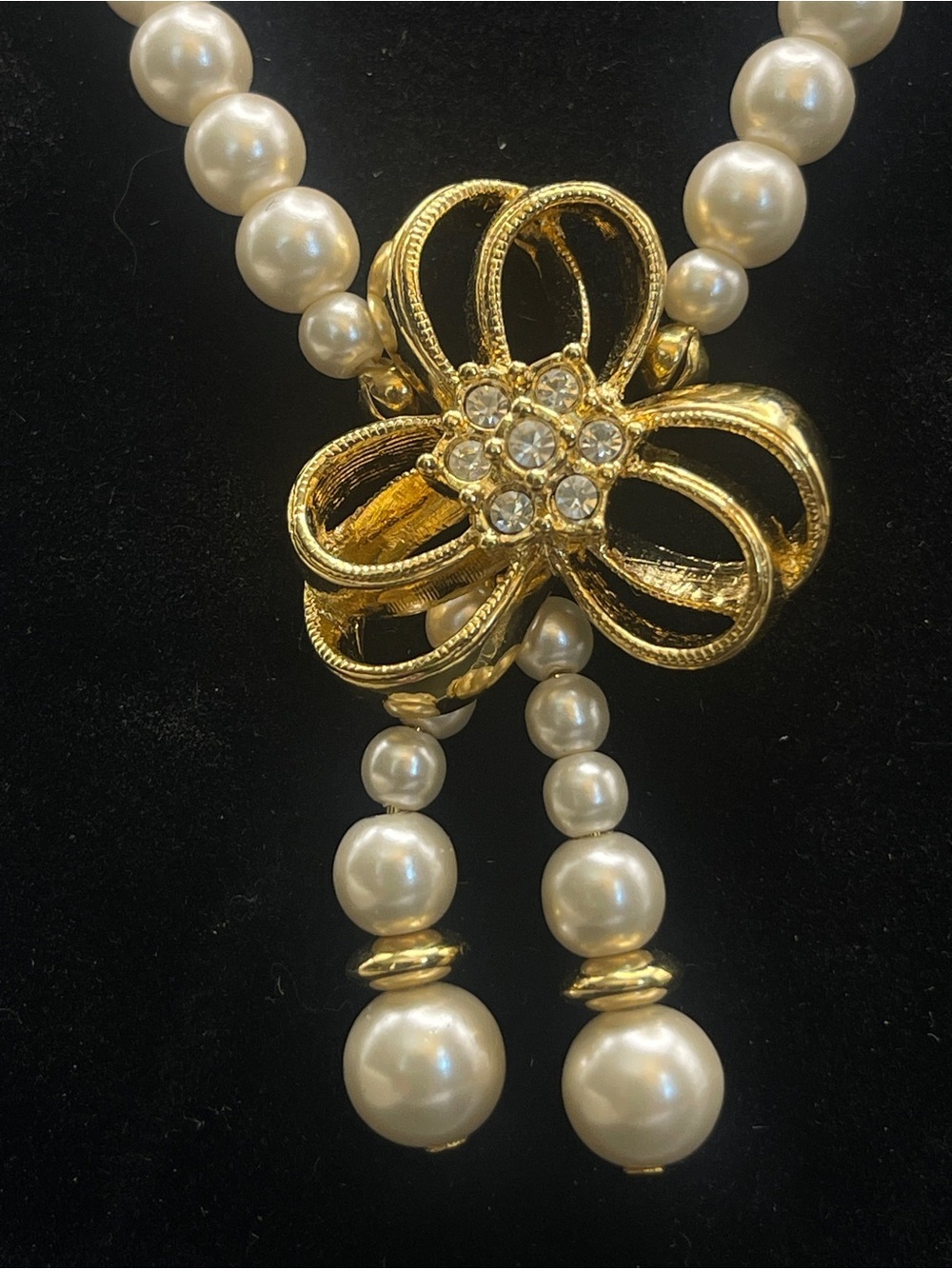 Vintage Avon 18” Faux Pearl Bow Necklace Gold Tone Rhinestone Tassel - Picture 8 of 11